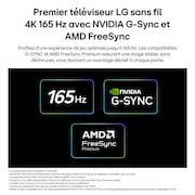 La LG OLED evo AI G6 est fixée au mur dans un salon moderne, affichant des aurores éclatantes sur un village côtier serein, ressemblant à une image encadrée sur le mur.